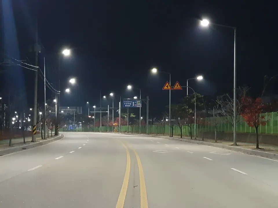 LED 가로등 교체 후 도로 야간 설치 전경