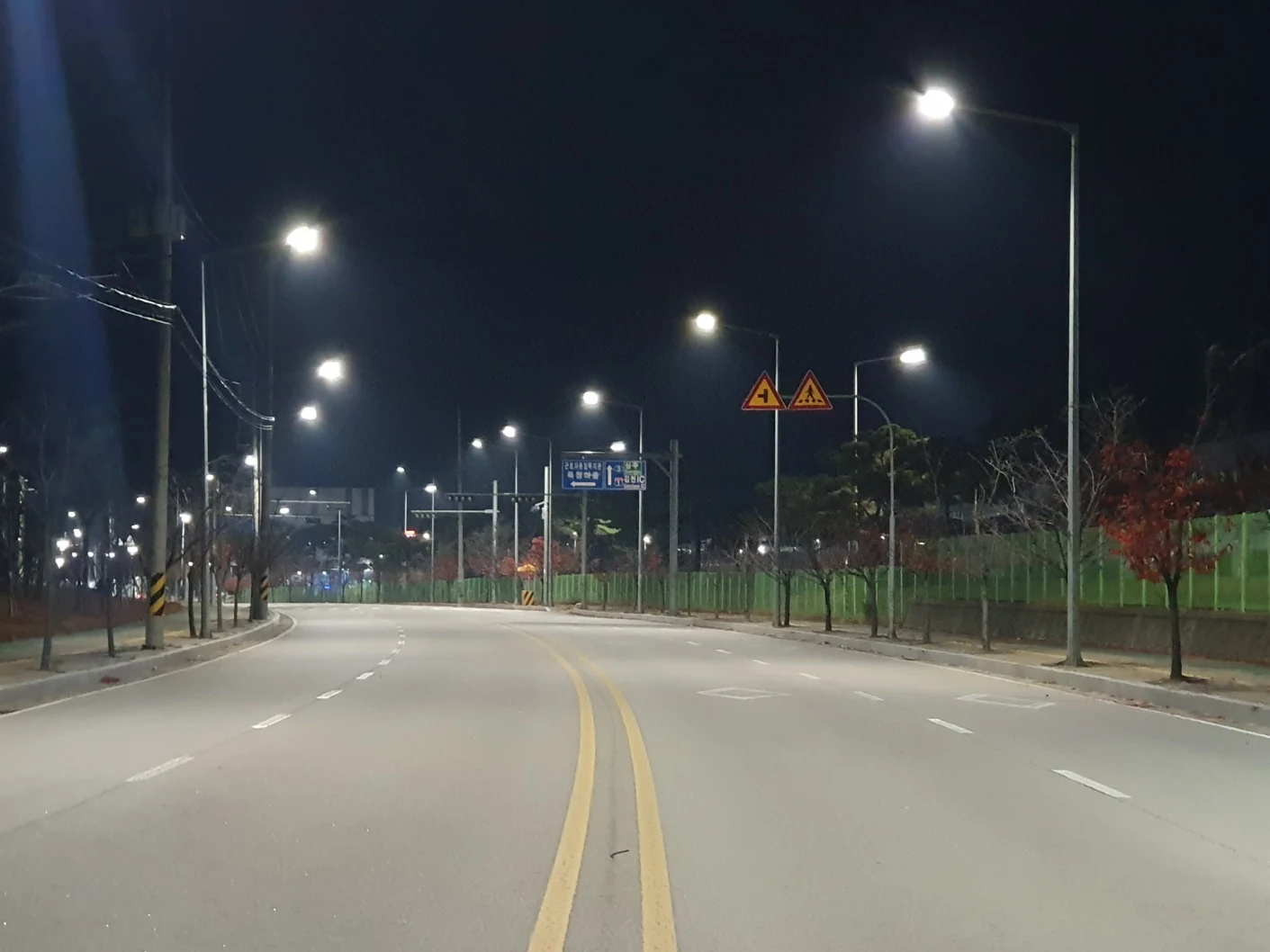 LED 가로등 교체 후 도로 야간 설치 전경
